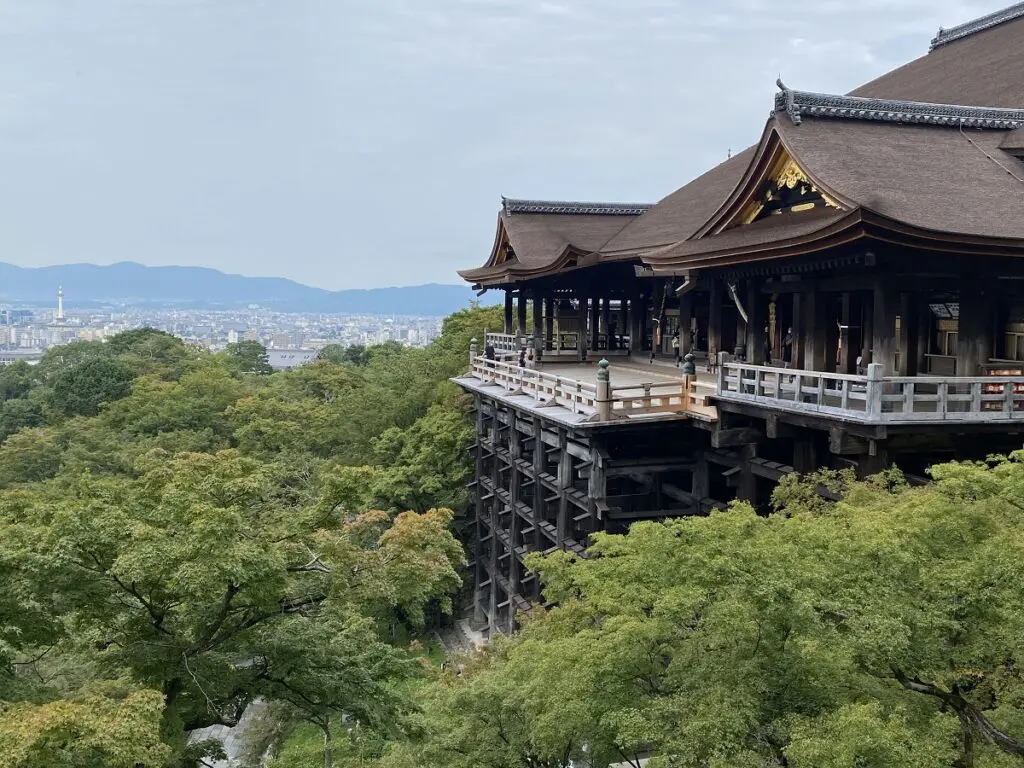 早朝の清水寺 参拝 静寂と清々しさを感じる旅 旅とアロマ
