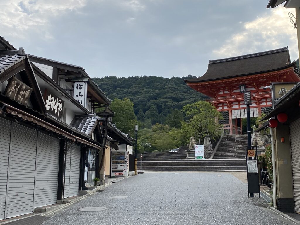 早朝の清水寺 参拝 静寂と清々しさを感じる旅 旅とアロマ